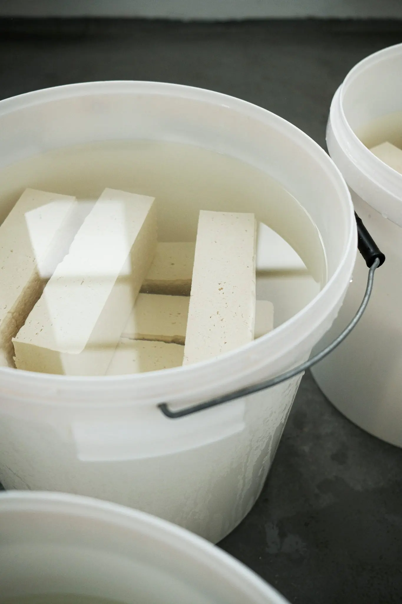 Svaigi OG TOFU bloki atdziest aukstā ūdenī