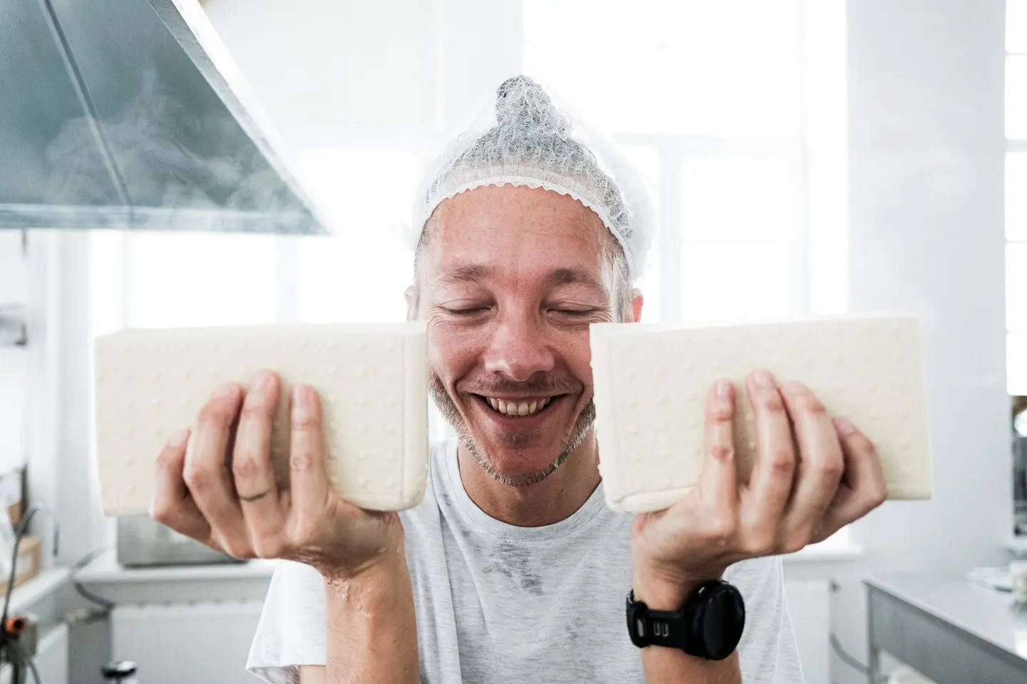 Mārtiņš Mičulis ar diviem svaigiem OG TOFU blokiem
